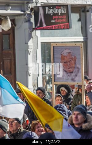 Gdansk, Pologne avril 2nd. 2023 plusieurs centaines de personnes avec des portraits de Jean-Paul II et des drapeaux du Vatican sont entrées dans ce qu'on appelle. Marche papale en défense du Pape Jean-Paul II le 2 avril 2023 à Gdansk, Pologne. Les participants à la marche sont principalement des retraités et des personnes âgées, inspirés par les prêtres catholiques et les politiciens de la coalition de droite au pouvoir. La marche a été organisée après un rapport de TVN de grande envergure révélant que le pape connaissait la pédophilie dans l'église catholique et a activement contribué à la cacher, y compris le transfert de prêtres soupçonnés de pédophilie à d'autres paroisses. CRE Banque D'Images