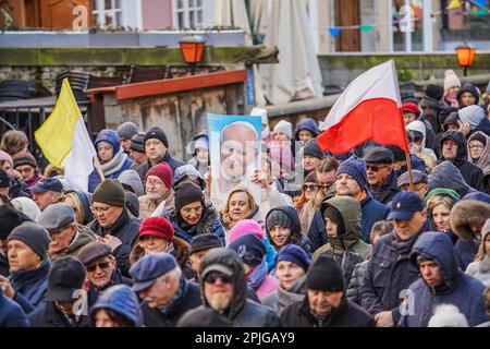 Gdansk, Pologne avril 2nd. 2023 plusieurs centaines de personnes avec des portraits de Jean-Paul II et des drapeaux du Vatican sont entrées dans ce qu'on appelle. Marche papale en défense du Pape Jean-Paul II le 2 avril 2023 à Gdansk, Pologne. Les participants à la marche sont principalement des retraités et des personnes âgées, inspirés par les prêtres catholiques et les politiciens de la coalition de droite au pouvoir. La marche a été organisée après un rapport de TVN de grande envergure révélant que le pape connaissait la pédophilie dans l'église catholique et a activement contribué à la cacher, y compris le transfert de prêtres soupçonnés de pédophilie à d'autres paroisses. CRE Banque D'Images