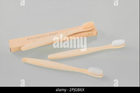 Daugavpils, Lettonie 1 avril 2023.Eco brosses à dents en bambou et une boîte en carton d'eux sur un fond gris Banque D'Images