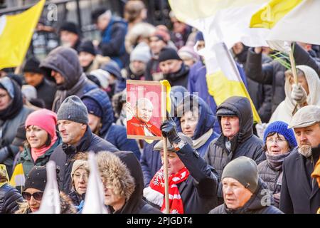 Gdansk, Pologne avril 2nd. 2023 plusieurs centaines de personnes avec des portraits de Jean-Paul II et des drapeaux du Vatican sont entrées dans ce qu'on appelle. Marche papale en défense du Pape Jean-Paul II le 2 avril 2023 à Gdansk, Pologne. Les participants à la marche sont principalement des retraités et des personnes âgées, inspirés par les prêtres catholiques et les politiciens de la coalition de droite au pouvoir. La marche a été organisée après un rapport de TVN de grande envergure révélant que le pape connaissait la pédophilie dans l'église catholique et a activement contribué à la cacher, y compris le transfert de prêtres soupçonnés de pédophilie à d'autres paroisses. (P Banque D'Images