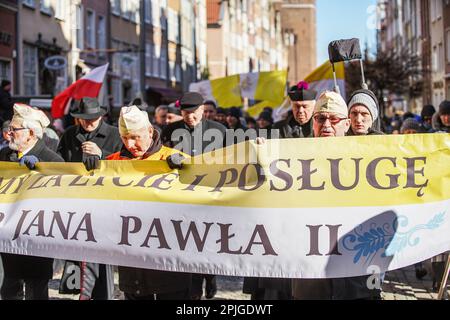 Gdansk, Pologne avril 2nd. 2023 plusieurs centaines de personnes avec des portraits de Jean-Paul II et des drapeaux du Vatican sont entrées dans ce qu'on appelle. Marche papale en défense du Pape Jean-Paul II le 2 avril 2023 à Gdansk, Pologne. Les participants à la marche sont principalement des retraités et des personnes âgées, inspirés par les prêtres catholiques et les politiciens de la coalition de droite au pouvoir. La marche a été organisée après un rapport de TVN de grande envergure révélant que le pape connaissait la pédophilie dans l'église catholique et a activement contribué à la cacher, y compris le transfert de prêtres soupçonnés de pédophilie à d'autres paroisses. (P Banque D'Images