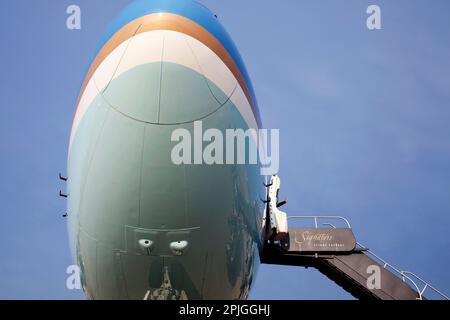 Le président Barack Obama fait la vague à bord de l'Air Force One à l'aéroport international de Dulles, à l'extérieur de Washington, D.C., pour le vol vers l'aéroport international King Khalid à Riyad, en Arabie Saoudite, le 2 juin 2009. La Force aérienne un a quitté Dulles au lieu de la base aérienne d'Andrews car elle avait besoin d'une piste plus longue en raison de la charge de carburant nécessaire pour que le voyage ne s'arrête pas. (Photo officielle de la Maison Blanche par Pete Souza) cette photo officielle de la Maison Blanche est mise à la disposition des organismes de presse pour publication et/ou pour impression personnelle par le(s) sujet(s) de la photo. La photographie peut ne pas l'être Banque D'Images