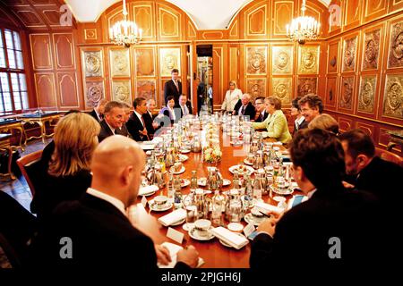 Le président Barack Obama assiste à une réunion bilatérale élargie avec la chancelière allemande Angela Merkel au château de Dresde, le 5 juin 2009. (Photo officielle de la Maison Blanche par Pete Souza) cette photo officielle de la Maison Blanche est mise à la disposition des organismes de presse pour publication et/ou pour impression personnelle par le(s) sujet(s) de la photo. La photographie ne peut être manipulée d'aucune manière ou utilisée dans des documents, des publicités, des produits ou des promotions qui, de quelque manière que ce soit, suggèrent l'approbation ou l'approbation du Président, de la première famille ou de la Maison Blanche. Banque D'Images