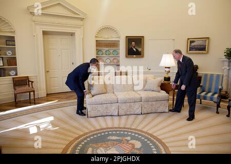 Le président Barack Obama est aidé par le gouverneur du Vermont, Jim Douglas, pour déplacer un canapé dans le bureau ovale 2/2/09. Le gouverneur Douglas s'est entretenu avec le président sur le plan de relance économique. 2/2/09. Photo Officiel de la Maison Blanche par Pete Souza Banque D'Images