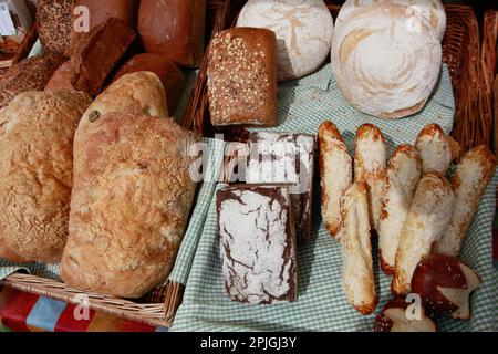 Délicieux pain au soda irlandais et produits de boulangerie en vente à l'hebdomadaire marché agricole du samedi à Skibbereen, comté de Cork, Irlande. Banque D'Images