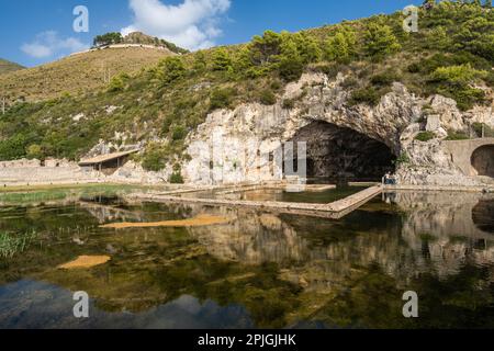 La grotte de la Villa de Tiberius à Sperlonga, les ruines d'une ancienne villa romaine, région du Latium, Italie Banque D'Images