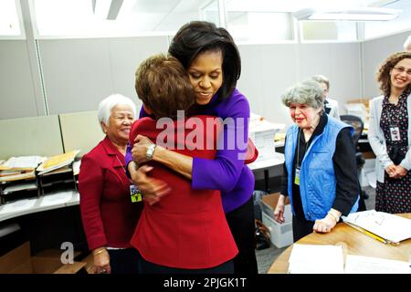 La première dame Michelle Obama visite le bureau de correspondance de la Maison Blanche.(photo officielle de la Maison Blanche par Samantha Appleton) cette photo officielle de la Maison Blanche est mise à la disposition des organismes de presse et/ou à des fins d'impression personnelle par le(s) sujet(s) de la photographie. La photographie ne peut être manipulée d'aucune manière ou utilisée dans des documents, des publicités, des produits ou des promotions qui, de quelque manière que ce soit, suggèrent l'approbation ou l'approbation du Président, de la première famille ou de la Maison Blanche. Banque D'Images