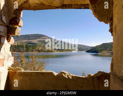 Vue sur le réservoir de Studen Kladenets par la fenêtre d'un bâtiment en pierre délabré, Sredna Arda, province de Kardzali, Bulgarie Banque D'Images