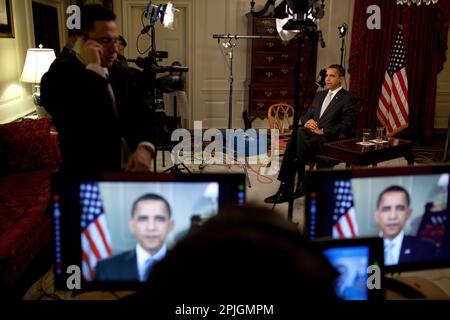 Le président Obama mène des entrevues dans la salle des cartes 3/30/09. Photo Officiel de la Maison Blanche par Pete Souza Banque D'Images