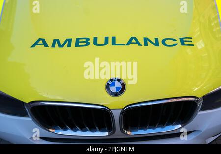 Une voiture de tourisme BMW utilisée comme ambulance à Liverpool pour les titulaires de brevets assis. Banque D'Images