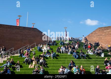 Liverpool ONE visiteurs appréciant le soleil d'avril sur les marches jusqu'au niveau supérieur Banque D'Images