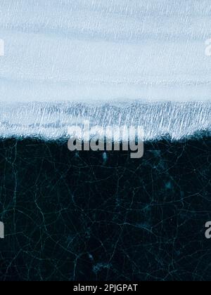Photo aérienne verticale des motifs sur la glace de mer en Islande Banque D'Images