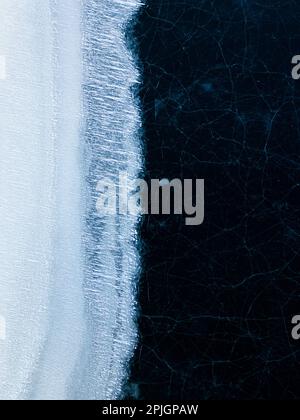 Photo aérienne verticale des motifs sur la glace de mer en Islande Banque D'Images