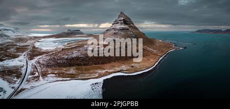 Vue panoramique aérienne de la montagne Kirkjufell dans la péninsule de Snæfellsnes, en Islande Banque D'Images