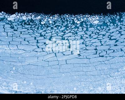 Photo aérienne verticale des motifs sur la glace de mer en Islande Banque D'Images