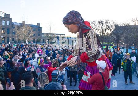 Londres, Angleterre, Royaume-Uni. 2nd avril 2023. Des foules affluent autour de Little Amal, la marionnette de 3,5 mètres d'une jeune fille réfugiée syrienne de 10 ans, alors qu'elle visite la place Granary dans la Croix du roi. (Credit image: © Vuk Valcic/ZUMA Press Wire) USAGE ÉDITORIAL SEULEMENT! Non destiné À un usage commercial ! Banque D'Images