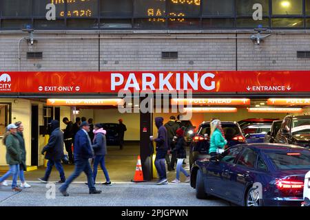Un parking couvert à Times Square, Midtown Manhattan, New York. Banque D'Images