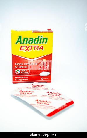 Une boîte de comprimés de soulagement de douleur d'Anadin Extra pour les maux de tête et les migraines contenant de l'aspirine, du paracétamol et de la caféine isolés sur fond blanc Banque D'Images