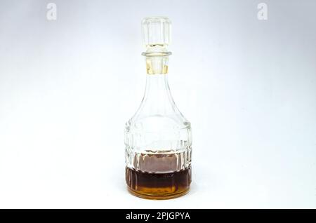 Une bouteille de vinaigre contenant du vinaigre de malt isolé sur fond blanc. Banque D'Images