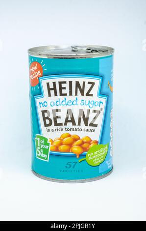 Une boîte de Heinz Beanz sans sucre ajouté isolée sur fond blanc. Banque D'Images