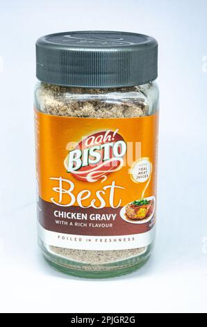 Un pot de grains de sauce au poulet Bisto Best isolé sur fond blanc. Banque D'Images