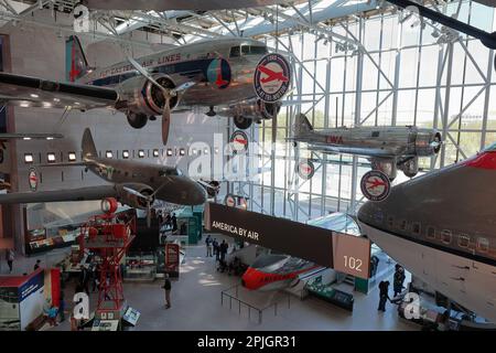 À l'intérieur du Smithsonian National Air and Space Museum, Washington DC. L'exposition America by Air explore les voyages aériens et l'industrie du transport aérien Banque D'Images