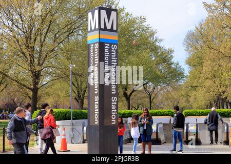 Les touristes et les gens à l'extérieur de la station Smithsonian Metro de Washington sur le National Mall, Washington DC, un jour ensoleillé Banque D'Images