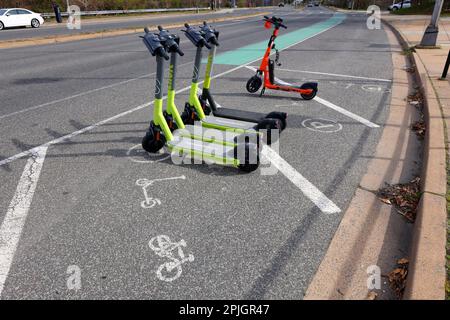 Parking pour vélos et location d'escooter à l'extérieur de la station de Washington Metro East Falls Church sur N Roosevelt St, Arlington, Virginia Banque D'Images