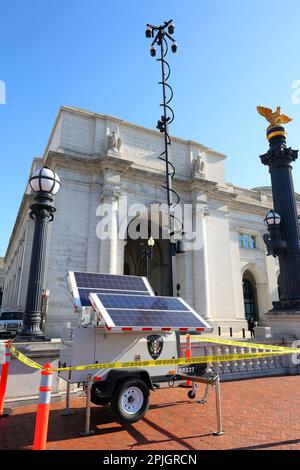 Une unité de surveillance mobile à énergie solaire de la police Amtrak située à l'extérieur de Union Station à Washington DC. caméra de sécurité sans fil en streaming Banque D'Images