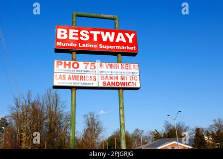 Signalisation pour le supermarché Bestway et Banh mi DC Sandwich, 3103 Graham Rd, Falls Church, Virginia in West Falls Church. Banque D'Images