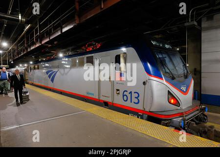 Un train Amtrak Northeast Regional à Union Station, Washington DC. Banque D'Images