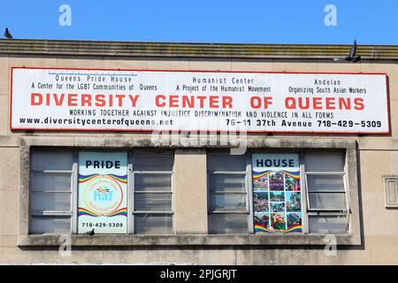 Signalisation pour le centre de la diversité de Queens, 76-11 37th Ave, Queens, New York, dans le quartier de Jackson Heights. Banque D'Images