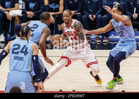 Chicago, États-Unis. 02nd avril 2023. Chicago, Etats-Unis, 2 avril 2023: DEMAR DeRozan (11 Bulls de Chicago) conduit au panier pendant le match entre les Bulls de Chicago et les Grizzlies de Memphis le dimanche 2 avril 2023 au Centre Uni, Chicago, Etats-Unis. (PAS D'UTILISATION COMMERCIALE) (Shaina Benhiyoun/SPP) crédit: SPP Sport Press photo. /Alamy Live News Banque D'Images