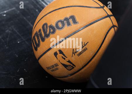 Chicago, États-Unis. 02nd avril 2023. Chicago, Etats-Unis, 2 avril 2023 : le ballon officiel de la NBA est vu avant le match entre les Bulls de Chicago et les Grizzlies de Memphis sur Sunday 2 avril 2023 au United Center, Chicago, Etats-Unis. (PAS D'UTILISATION COMMERCIALE) (Shaina Benhiyoun/SPP) crédit: SPP Sport Press photo. /Alamy Live News Banque D'Images