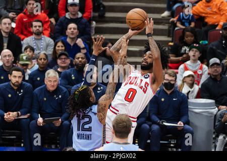 Chicago, États-Unis. 02nd avril 2023. Chicago, Etats-Unis, 2 avril 2023: Coby White (0 Bulls de Chicago) tire le ballon pendant le match entre les Bulls de Chicago et les Grizzlies de Memphis le dimanche 2 avril 2023 au Centre Uni, Chicago, Etats-Unis. (PAS D'UTILISATION COMMERCIALE) (Shaina Benhiyoun/SPP) crédit: SPP Sport Press photo. /Alamy Live News Banque D'Images