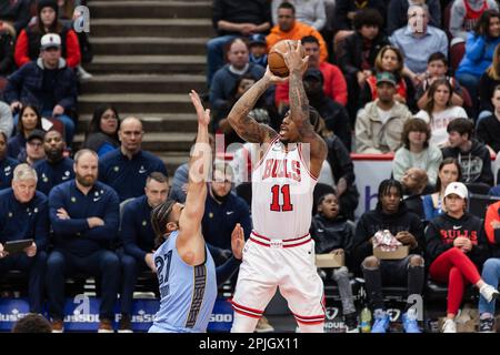Chicago, États-Unis. 02nd avril 2023. Chicago, Etats-Unis, 2 avril 2023: DEMAR DeRozan (11 Bulls de Chicago) tire le ballon pendant le match entre les Bulls de Chicago et les Grizzlies de Memphis le dimanche 2 avril 2023 au Centre Uni, Chicago, Etats-Unis. (PAS D'UTILISATION COMMERCIALE) (Shaina Benhiyoun/SPP) crédit: SPP Sport Press photo. /Alamy Live News Banque D'Images