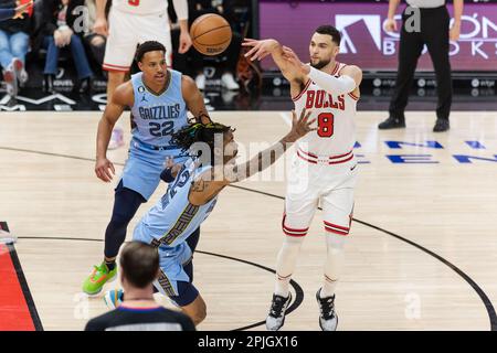 Chicago, États-Unis. 02nd avril 2023. Chicago, Etats-Unis, 2 avril 2023: Zach Lavine (8 Bulls de Chicago) passe le ballon pendant le match entre les Bulls de Chicago et les Grizzlies de Memphis le dimanche 2 avril 2023 au Centre Uni, Chicago, Etats-Unis. (PAS D'UTILISATION COMMERCIALE) (Shaina Benhiyoun/SPP) crédit: SPP Sport Press photo. /Alamy Live News Banque D'Images