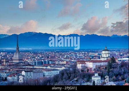 TURIN, ITALIE - VERS AOÛT 2020 : vue panoramique avec horizon au coucher du soleil. Magnifiques montagnes des Alpes en arrière-plan Banque D'Images