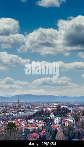 TURIN, ITALIE - VERS AOÛT 2020 : vue panoramique avec horizon au coucher du soleil. Magnifiques montagnes des Alpes en arrière-plan Banque D'Images