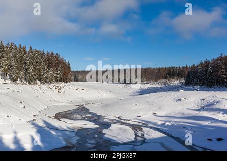 Vue sur l'étang Oder du parc national de Harz Banque D'Images