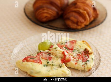 délicieux omelette savoureuse avec légumes verts et croissant pour le petit déjeuner Banque D'Images