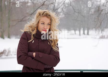 Femme triste geler dans la neige paysage d'hiver Banque D'Images