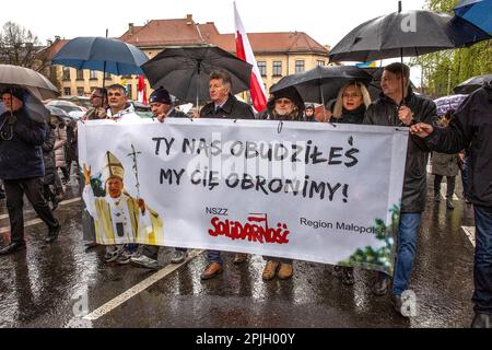 Cracovie, Pologne - 02/04/2023, les hommes tiennent une bannière qui dit «vous nous avez éveillés, Nous vous défendrons, alors que des milliers de personnes participent à une marche papale blanche à l'anniversaire de la mort de Jean-Paul II sur 2 avril alors qu'un débat autour de la pédophilie dans l'église catholique augmente la tension dans la société polonaise. Après la publication du livre EKKE Overbeek “Maxima Culpa: Jean-Paul II Ksu”, qui décrit comment l'ancien pape polonais, Jean-Paul II a fermé les yeux sur la pédophilie dans la structure de l'église, la société polonaise s'est divisée. Beaucoup de fidèles ressentent la nécessité de défendre le bon nom du Saint polonais, tout en étant plus séculier Banque D'Images