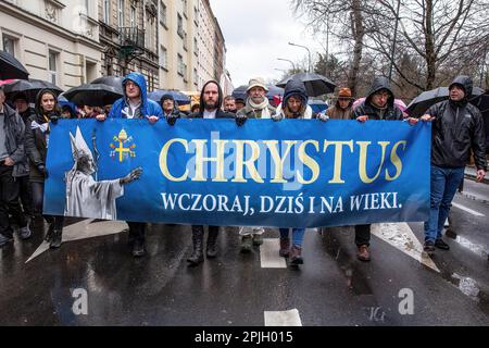 Cracovie, Pologne - 02/04/2023, des milliers de personnes tiennent une bannière lorsqu'elles participent à une marche papale blanche à l'anniversaire de la mort de Jean-Paul II sur 2 avril, alors qu'un débat autour de la pédophilie dans l'église catholique augmente la tension dans la société polonaise. Après la publication du livre EKKE Overbeek “Maxima Culpa: Jean-Paul II Ksu”, qui décrit comment l'ancien pape polonais, Jean-Paul II a fermé les yeux sur la pédophilie dans la structure de l'église, la société polonaise s'est divisée. Beaucoup de fidèles ressentent la nécessité de défendre le bon nom du Saint polonais tandis que les Polonais plus laïcs exigent une enquête transparente et immédiate Banque D'Images