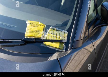 Avis à l'attention des conducteurs de parking frais (PCN) billets sur un pare-brise de voiture en Angleterre. Concept: Frais de parking inéquitables, parking agréable Banque D'Images