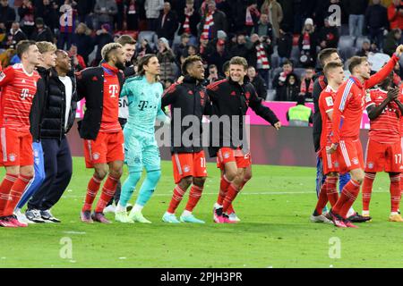 MUNICH, Allemagne - 01. AVRIL 2023: Les joueurs de FcBayern célèbrent la victoire 4:2 sur le plus dur rival de la Bundesliga. 27 Yann SOMMER, FCB Keeper, 2 Dayot UPAMECANO, 4 Matthijs de LIGT, 5 Benjamin PAVARD, 6 Joshua KIMMICH, 8 Leon GORETZKA, 10 Leroy SANƒ, Sane, 11 Kingsley COMAN, 13 Eric Maxim CHOUPO-MOTING, 19 Alphonso DAVIES, 25 Thomas MUELLER, MŸller, 7 Serge GNABROY, 17 Sadio MANƒ, Mane, 22 Joao CANCELO, 38 Ryan GRAVENBERCH, 42 Jamal MUSIALA, Après le match de football Bundesliga entre le FC Bayern Muenchen et le BvB Dortmund à l'Allianz Arena de Munich sur 1. Avril 2023, Allemagne. DFL, Fu Banque D'Images