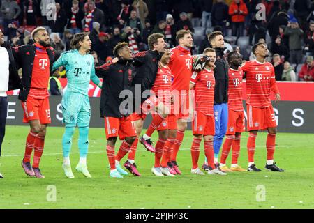 MUNICH, Allemagne - 01. AVRIL 2023: Les joueurs de FcBayern célèbrent la victoire 4:2 sur le plus dur rival de la Bundesliga. 27 Yann SOMMER, FCB Keeper, 2 Dayot UPAMECANO, 4 Matthijs de LIGT, 5 Benjamin PAVARD, 6 Joshua KIMMICH, 8 Leon GORETZKA, 10 Leroy SANƒ, Sane, 11 Kingsley COMAN, 13 Eric Maxim CHOUPO-MOTING, 19 Alphonso DAVIES, 25 Thomas MUELLER, MŸller, 7 Serge GNABROY, 17 Sadio MANƒ, Mane, 22 Joao CANCELO, 38 Ryan GRAVENBERCH, 42 Jamal MUSIALA, Après le match de football Bundesliga entre le FC Bayern Muenchen et le BvB Dortmund à l'Allianz Arena de Munich sur 1. Avril 2023, Allemagne. DFL, Fu Banque D'Images