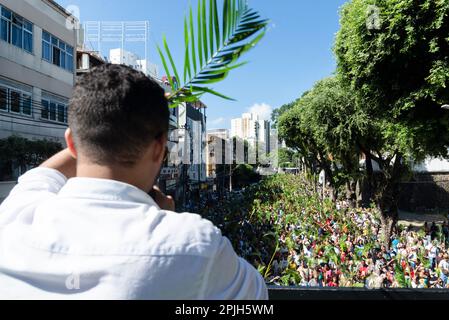 Salvador, Bahia, Brésil - Abril 02, 2023: Procession catholique le dimanche des palmiers avec la participation de milliers de fidèles tenant des branches de palmier. Sa Banque D'Images