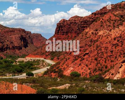 Montagnes rouges rocheuses près de Chilecito comme vu de la Ruta 40, la Rioja, Argentine Banque D'Images