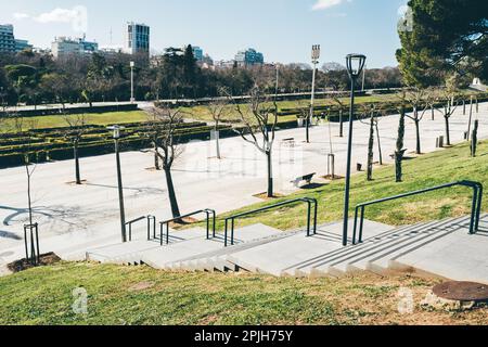 Le grand angle capture la grandeur du Parque Eduardo VII, depuis le sommet d'un escalier, présentant la vaste étendue d'herbe verte, de bancs et d'un W Banque D'Images